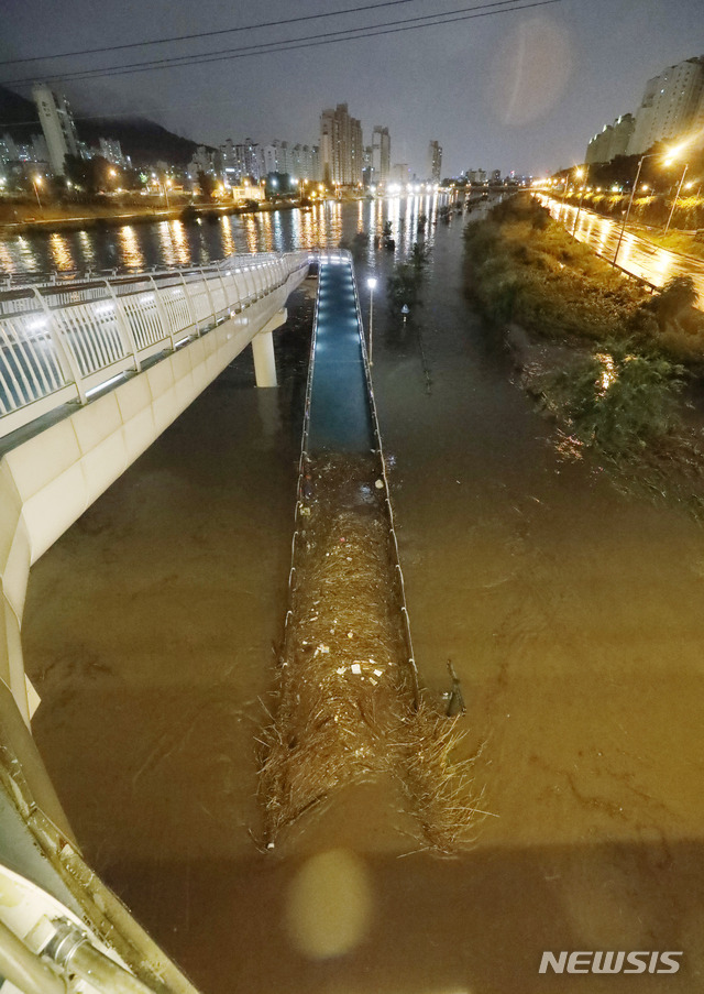 【서울=뉴시스】최동준 기자 = 28일 서울 지역에 내린 폭우로 인해 장안교 인근 중랑천이 범람해 산책로가 물에 잠겨 있다. 2018.08.28.&nbsp; photocdj@newsis.com