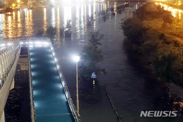 【서울=뉴시스】최동준 기자 = 28일 서울 지역에 내린 폭우로 인해 장안교 인근 중랑천이 범람해 산책로가 물에 잠겨 있다. 2018.08.28.&nbsp; photocdj@newsis.com