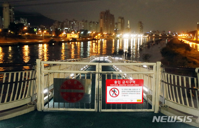 다【서울=뉴시스】최동준 기자 = 28일 서울 지역에 내린 폭우로 인해 장안교 인근 중랑천이 범람해 산책로 출입이 통제되고 있. 2018.08.28.&nbsp; photocdj@newsis.com