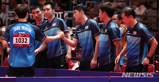 【자카르타(인도네시아)=뉴시스】추상철 기자 = 2018 자카르타-팔렘방 아시안게임 남자 탁구 단체전 결승경기가 열린 28일(현지시각) 오후 인도네시아 자카르타 엑스포에서 중국에 져 은메달을 딴 대한민국 대표팀이 아쉬워하고 있다. 2018.08.28. scchoo@newsis.com