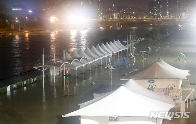 【서울=뉴시스】최동준 기자 = 28일 서울 지역에 내린 폭우로 인해 장안교 인근 중랑천이 범람해 물놀이장과 산책로가 물에 잠겨 있다. 2018.08.28.&nbsp; photocdj@newsis.com