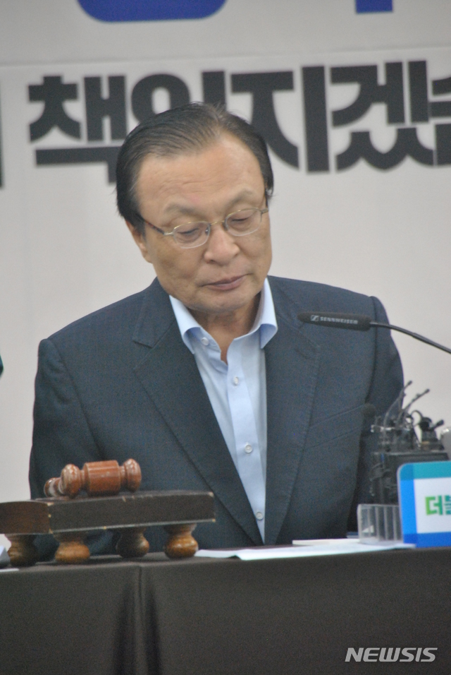 【구미=뉴시스】박홍식 기자 = 29일 오전 취임 후 첫 현장 최고의원회를 갖기 위해 경북 구미시청을 찾은 이해찬 더불어민주당 대표가 시청 상황실에서 회의에 앞서 인사말을 하고 있다. 2018.08.29&nbsp; phs6431@newsis.com 