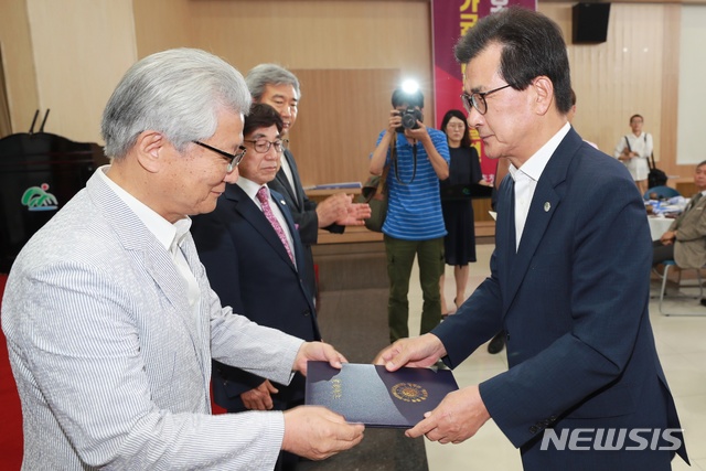 【청주=뉴시스】강신욱 기자 = 29일 충북도청 대회의실에서 열린 강호축 도민 보고대회에서 이시종 도지사가 범도민추진협의회 위원들에게 위촉장을 수여하고 있다. 2018.08.29. (사진=충북도 제공) photo@newsis.com