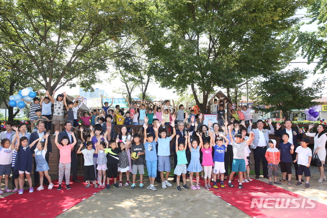 【창원=뉴시스】 홍정명 기자 = 29일 경남 김해 안명초등학교의 새로운 놀이터 '나무의 성' 개장식에 참석한 박종훈 경남도교육감과 어린이들이 기념촬영을 하고 있다.2018.08.29.(사진=경남도교육청 제공) photo@newsis.com