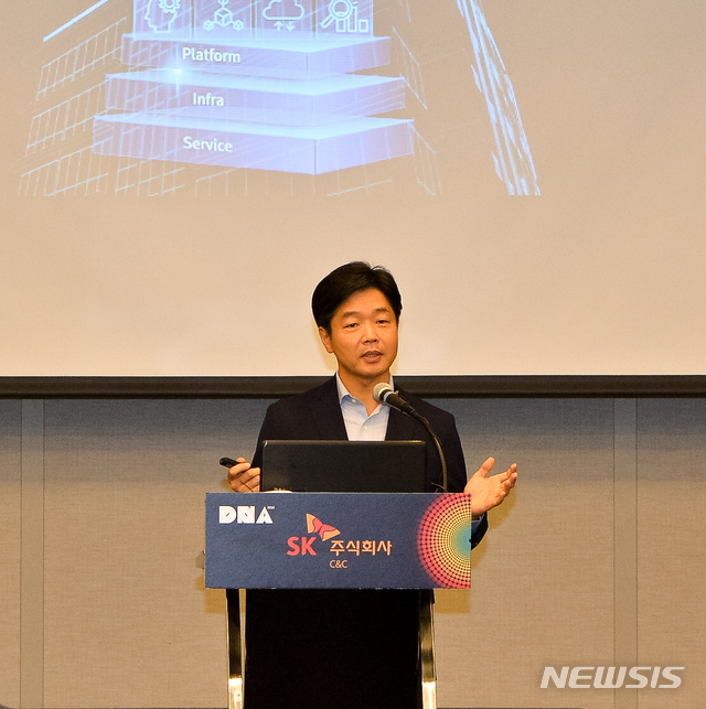【서울=뉴시스】SK㈜ C&C는 29일 그랜드 인터컨티넨탈 서울 파르나스 그랜드볼룸에서 'D.N.A(Digital Native Accelerator) 2018' 행사를 개최하고 생활 속 AI 디지털 서비스들을 공개했다. 이기열 SK㈜ C&C 디지털 총괄이 행사 전 열린 기자간담회에서 발표하는 모습. 2018.08.29 (사진 = SK㈜ C&C 제공) photo@newsis.com