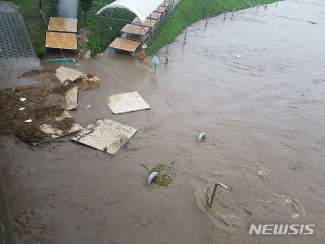 【철원=뉴시스】한윤식 기자 = 29일 강원 북부지역에 호우특보가 내린 가운데 철원군 김화읍 화강 쉬리공원이 물에 잠겨 있다. 이 지역은 전날 오전 한 때 시간당 106.5㎜ 이상의 강한 비가 내리는 등 오후 1시 현재 419㎜의 강수량을 보이고 있다. 2018.08.29(사진=철원군청 제공) ysh@newsis.com