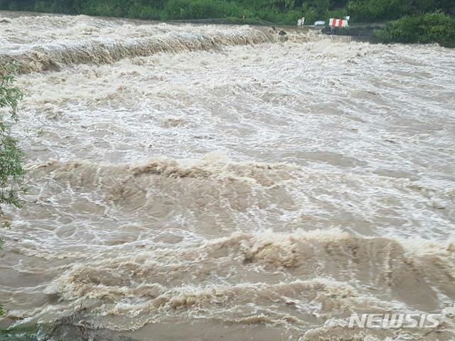 【철원=뉴시스】한윤식 기자 = 29일 강원 북부지역에 호우특보가 내린 가운데 철원군 동송읍 직탕폭포가 범람하고 있다. 이 지역은 전날 오전 한 때 시간당 106.5㎜ 이상의 강한 비가 내리는 등 오후 3시 현재 431㎜의 누적 강수량을 보이고 있다. 2018.08.29&nbsp; ysh@newsis.com 