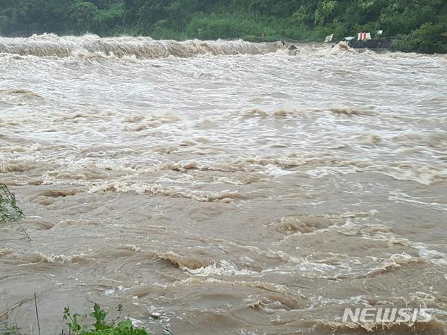 【철원=뉴시스】한윤식 기자 = 29일 강원 북부지역에 호우특보가 내린 가운데 철원군 동송읍 직탕폭포가 범람하고 있다. 이 지역은 전날 오전 한 때 시간당 106.5㎜ 이상의 강한 비가 내리는 등 오후 3시 현재 431㎜의 누적 강수량을 보이고 있다. 2018.08.29&nbsp; ysh@newsis.com 