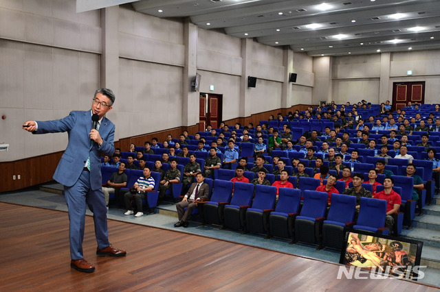 【진주=뉴시스】정경규 기자 = 연세대학교 김상근 교수가 29일 경남 진주 공군교육사령부 장병들과 가족 등을 대상으로 '인문학의 세 가지 질문' 이라는 주제를 갖고 강연을 하고있다.