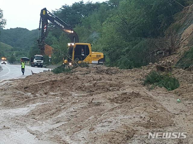 【철원=뉴시스】한윤식 기자 = 29일 강원 북부지역에 호우특보가 내린 가운데 철원군 서면 자등리에서 춘천으로 이어지는 한 지방도에 토사가 유출 돼 교통이 통제되고 있다. 이 지역은 오전 한 때 시간당 106.5㎜ 이상의 강한 비가 내리는 등 오후 3시 현재 431㎜의 누적 강수량을 보이고 있다. 2018.08.29&nbsp;&nbsp; ysh@newsis.com 