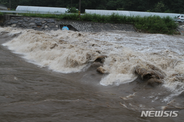 【철원=뉴시스】한윤식 기자 =&nbsp; 29일 새벽 한때 강원 철원지역에 시간당 최고 100㎜의 폭우가 내린 철원군 서면 와수리 하천이 진흙탕물이 범람하고 있다. 2018.08.29.&nbsp;&nbsp; ysh@newsis.com 
