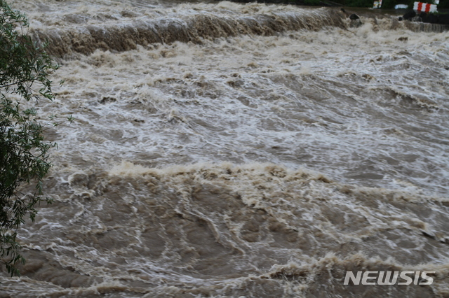【철원=뉴시스】한윤식 기자 =&nbsp; 29일 새벽 한때 강원 철원지역에 시간당 최고 100㎜의 폭우가 내린 철원군 서면 와수리 하천이 진흙탕물이 범람하고 있다. 2018.08.29.&nbsp; ysh@newsis.com 