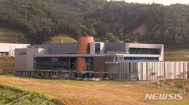 【순천=뉴시스】김석훈 기자 = 전남 순천시자원순환센터가 730억 원 대가 투입된 수익형 민간투자사업(BTO)으로 출발했으나 운영 4년여 만에 운영사인 순천에코그린㈜의 적자 누적 등이 이유가 돼 지난 1일 가동이 중단됐다. 사진은 순천시 자원순환센터 전경. 2018.08.30. (사진=순천시청 제공)&nbsp; kim@newsis.com 