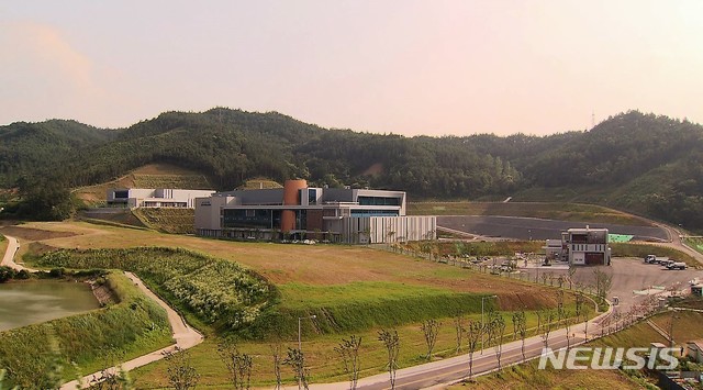 【순천=뉴시스】김석훈 기자 = 전남 순천시자원순환센터가 730억 원 대가 투입된 수익형 민간투자사업(BTO)으로 출발했으나 운영 4년여 만에 운영사인 순천에코그린㈜의 적자 누적 등이 이유가 돼 지난 1일 가동이 중단됐다. 사진은 순천시 자원순환센터 전경. 2018.08.30. (사진=순천시청 제공)&nbsp; kim@newsis.com 