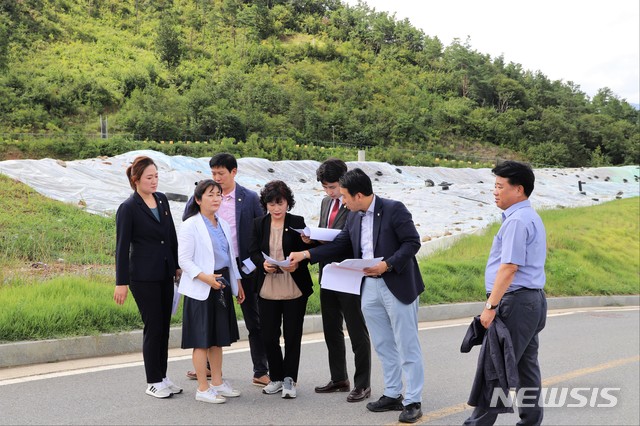 【순천=뉴시스】김석훈 기자 = 전남 순천시자원순환센터가 730억 원 대가 투입된 수익형 민간투자사업(BTO)으로 출발했으나 운영 4년여 만에 운영사인 순천에코그린㈜의 적자 누적 등이 이유가 돼 지난 1일 가동이 중단되자 순천시의회 행정자치위원회(위원장 나안수) 소속 의원들이 자원순환센터를 찾아 실태 조사 하고 있다. 2018.08.30. (사진=순천시청 제공)&nbsp;&nbsp; kim@newsis.com 