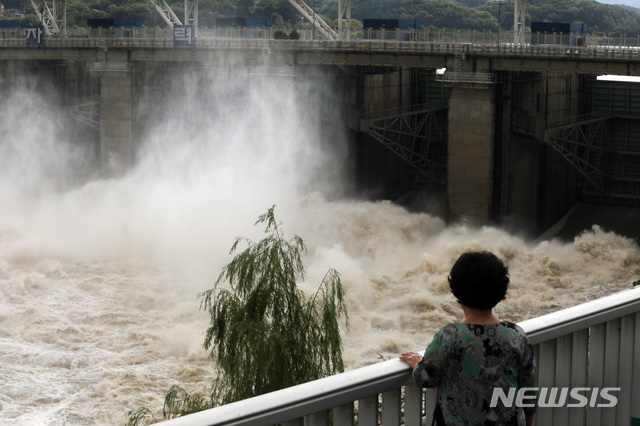 【하남=뉴시스】전진환 기자 = 지난밤 국지적 집중호우가 내린 가운데 29일 오전 경기도 하남시 팔당댐이 수위조절을 위해 수문 5개를 열어 방류하고 있다. 2018.08.29.&nbsp; amin2@newsis.com 