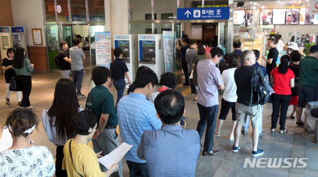 【전주=뉴시스】 김얼 기자 = 29일 전북 전주시 덕진구 우아동 전주역에서 민족의 대명절인 추석을 앞두고 열차표 예매를 실시한 가운데 열차표를 구매하기 위해 모여든 시민들로 장내가 북적이고 있다. 2018.08.29 pmkeul@newsis.com