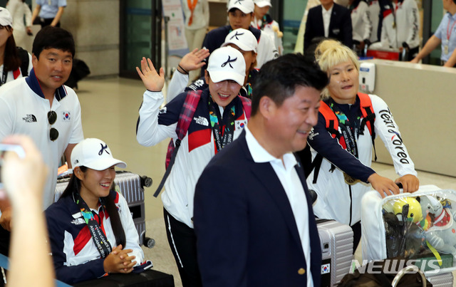 【인천공항=뉴시스】홍찬선 기자 = 자카르타-팔람방 아시안게임에서 남북 단일팀으로 출전해 기대를 모았던 카누 용선(드레곤 보트) 국가대표 선수단이 29일 오전 인천공항에 귀국하고 있다. 2018.08.29. mania@newsis.com