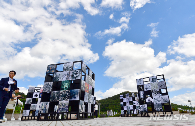 【목포=뉴시스】류형근 기자 = 29일 오전 전남 목포시 목포문화예술회관에서 '2018전남국제수묵비엔날레 프레스 데이'가 열린 가운데 하늘과 어울리는 수묵 작품이 설치돼 있다. 2018전남국제수묵비엔날레는 9월1일 공식 개막해 10월31일까지 11개국 작가의 작품을 목포문화예술회관과 진도 운림산방 등지에서 전시한다. 2018.08.29. hgryu77@newsis.com