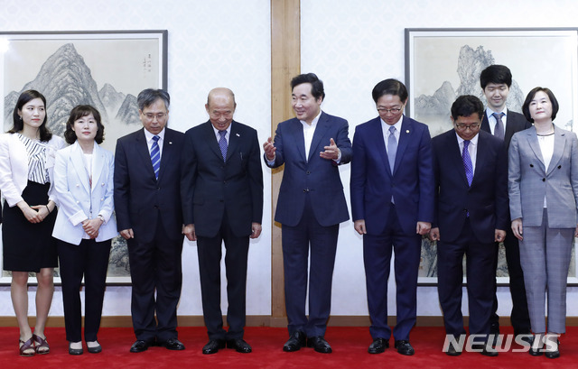 【서울=뉴시스】최동준 기자 = 이낙연(왼쪽 다섯번째) 국무총리가 29일 서울 삼청동 국무총리 서울공관에서 이산가족 상봉 관계자들과 오찬에 앞서 박경서(왼쪽 네번째) 대한적십자사 회장, 천해성(왼쪽 여섯번째) 통일부 차관을 비롯한 상봉 행사 관계자들과 기념촬영을 하고 있다. 2018.08.29. photocdj@newsis.com