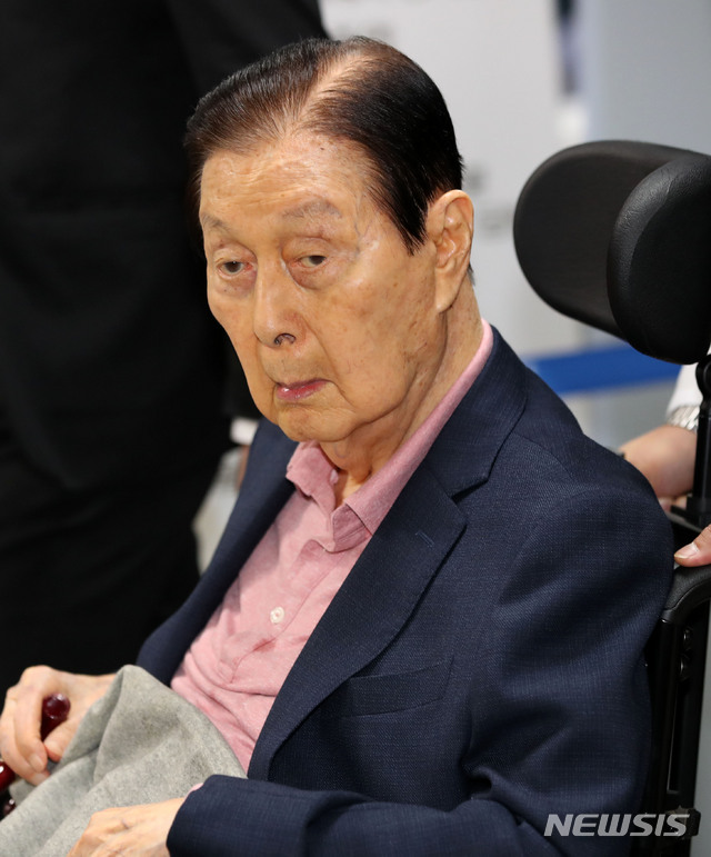 【서울=뉴시스】고범준 기자 = 신격호 롯데그룹 총괄회장이 29일 오후 서울 서초구 서울고등법원에서 열린 '롯데 오너가 비리' 관련 항소심 14차 공판에 출석하기 위해 법정으로 들어가고 있다. 2018.08.29.&nbsp; bjko@newsis.com