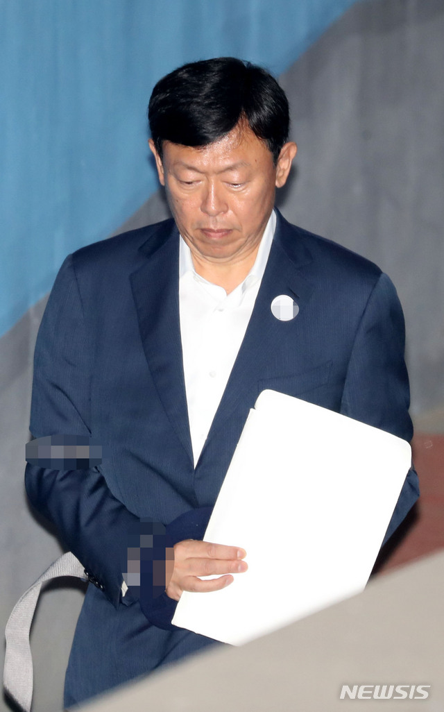 【서울=뉴시스】박주성 기자 = 국정농단 사건과 관련해 뇌물공여 혐의로 구속된 신동빈 롯데그룹 회장이 29일 오후 서울 서초구 서울고등법원에서 열린 항소심 결심공판에 출석하고 있다. 2018.08.29.&nbsp; park7691@newsis.com