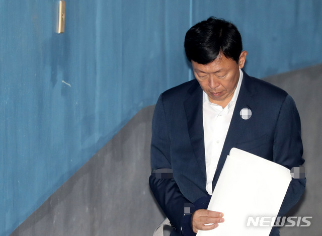 【서울=뉴시스】박주성 기자 = 국정농단 사건과 관련해 뇌물공여 혐의로 구속된 신동빈 롯데그룹 회장이 29일 오후 서울 서초구 서울고등법원에서 열린 항소심 결심공판에 출석하고 있다. 2018.08.29.&nbsp; park7691@newsis.com