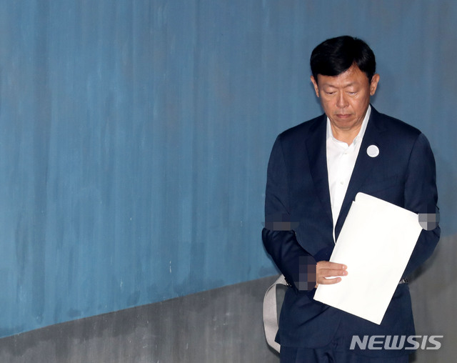 【서울=뉴시스】박주성 기자 = 국정농단 사건과 관련해 뇌물공여 혐의로 구속된 신동빈 롯데그룹 회장이 지난 8월29일 오후 서울 서초구 서울고등법원에서 열린 항소심 결심공판에 출석하고 있다.&nbsp; 2018.08.29. park7691@newsis.com