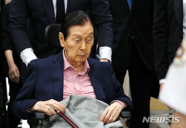 【서울=뉴시스】박주성 기자 = 신격호 롯데그룹 명예회장이 지난해 8월29일 오후 서울 서초구 서울고법에서 열린 항소심 공판에 출석하기 위해 법정으로 들어가고 있다. 2018.08.29. park7691@newsis.com