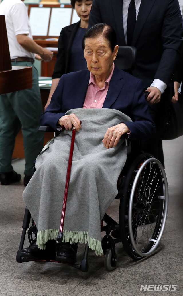 【서울=뉴시스】박주성 기자 = 신격호 롯데그룹 명예회장이 지난 8월29일 오후 서울 서초구 서울고등법원에서 열린 '롯데 오너가 비리' 관련 항소심 결심공판을 마치고 법정을 나서고 있다. 2018.08.29. park7691@newsis.com