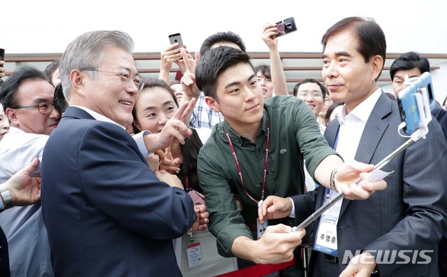 [원주=뉴시스]박진희 기자 = 문재인 대통령이 2018년 8월 29일 강원도 원주시 국민건강보험공단에서 열린 2018 공공기관장 워크숍을 마친 후 시민들과 기념촬영을 하고 있다. 2020.05.10.pak7130@newsis.com