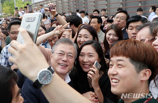 [원주=뉴시스]박진희 기자 = 문재인 대통령이 2018년 8월 29일 강원도 원주시 국민건강보험공단에서 열린 2018 공공기관장 워크숍을 마친 후 시민들과 기념촬영을 하고 있다. 2020.05.10.pak7130@newsis.com