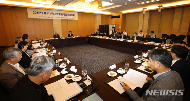 [서울=뉴시스]고범준 기자 = 지난 2018년 8월29일 오후 서울 서초구 쉐라톤서울팔래스강남호텔 그랜드볼룸에서 열린 2018년 제1차 국가생명윤리심의위원회에서 이윤성 국가생명윤리정책원장(위원장)이 회의 소개를 하고 있다. (사진=뉴시스 DB). 2018.08.29. bjko@newsis.com