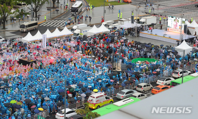【서울=뉴시스】배훈식 기자 = 29일 오후 서울 종로구 광화문 광장에서 열린 8.29 소상공인 총궐기 최저임금 제도개선 촉구 국민대회 참가자들이 최저임금 제도 개선을 촉구하고 있다. 2018.08.29.&nbsp; dahora83@newsis.com