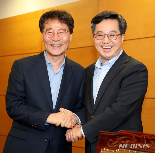 【서울=뉴시스】전신 기자 = 장하성 청와대 정책실장과 김동연 경제부총리 겸 기획재정부 장관이 29일 서울 통의동 금융감독원 연수원에서 만나 악수하고 있다. 2018.08.29.&nbsp; photo1006@newsis.com