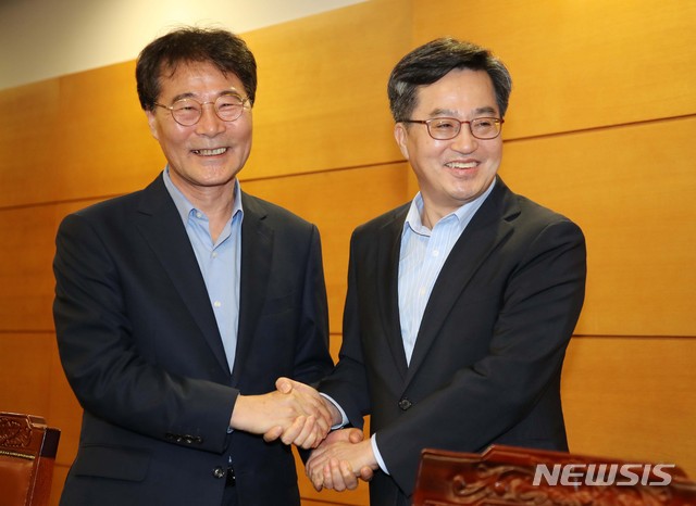 【서울=뉴시스】전신 기자 = 장하성 청와대 정책실장과 김동연 경제부총리 겸 기획재정부 장관이 29일 서울 통의동 금융감독원 연수원에서 만나 악수하고 있다. 2018.08.29.&nbsp; photo1006@newsis.com