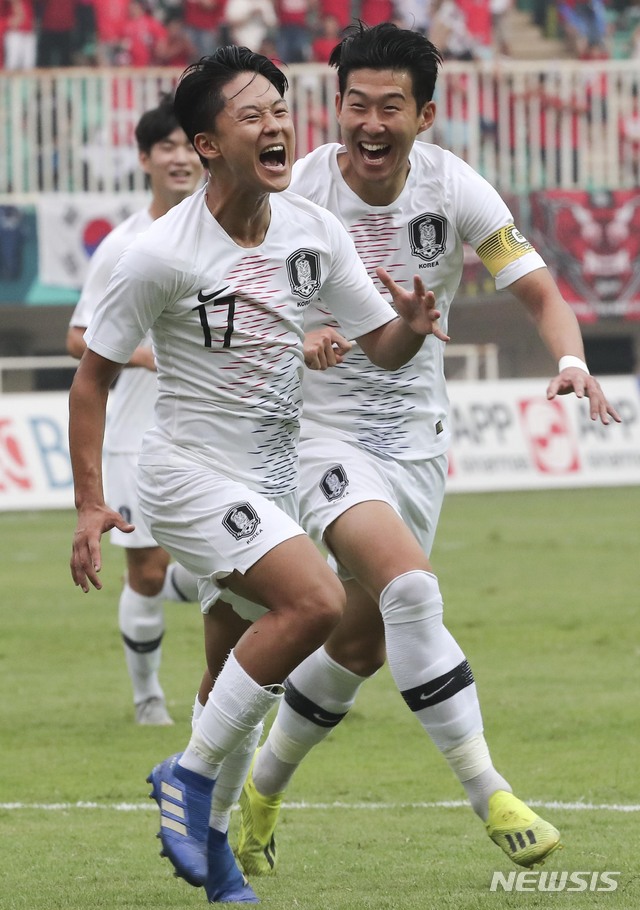 【치비농(인도네시아)=뉴시스】최진석 기자 = 29일(현지시각) 오후 인도네시아 치비농 파칸사리 스타디움에서 열린 '2018 자카르타·팔렘방 아시안게임' 남자 축구 대한민국과 베트남의 경기. 대한민국 이승우가 골을 넣은 뒤 손흥민과 기뻐하고 있다. (Canon EOS-1D X Mark Ⅱ EF200-400 f4 IS Ⅱ USM ISO 3200, 셔터 1/1250 조리개 11) 2018.08.29. myjs@newsis.com