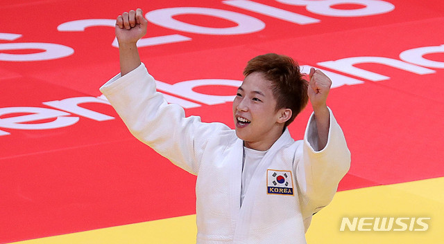 【자카르타(인도네시아)=뉴시스】추상철 기자 = 2018 자카르타-팔렘방 아시안게임 유도 여자 48kg급 결승 경기가 열린 29일(현지시각) 오후 인도네시아 자카르타 컨벤션센터 유도경기장에서 일본을 꺾고 금메달을 딴 대한민국 정보경이 기뻐하고 있다. 2018.08.29.&nbsp; scchoo@newsis.com