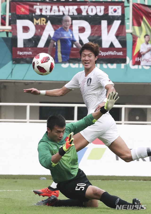 【치비농(인도네시아)=뉴시스】최진석 기자 = 29일(현지시각) 오후 인도네시아 치비농 파칸사리 스타디움에서 열린 '2018 자카르타·팔렘방 아시안게임' 남자 축구 대한민국과 베트남의 경기. 대한민국 황의조가 골을 넣고 있다. (Canon EOS-1D X Mark Ⅱ EF200-400 f4 IS Ⅱ USM ISO 3200, 셔터 1/1250 조리개 11) 2018.08.29. myjs@newsis.com