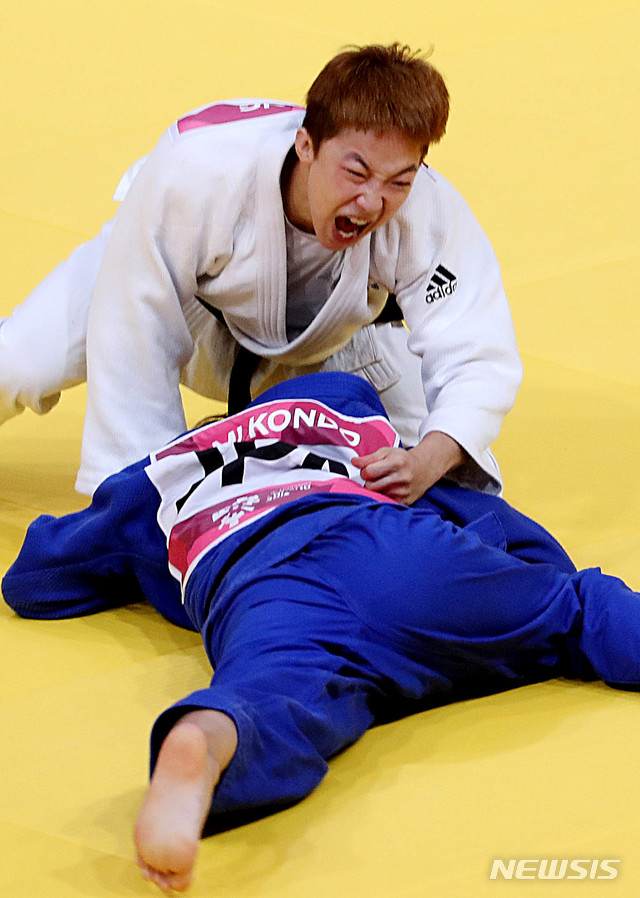 【자카르타(인도네시아)=뉴시스】추상철 기자 = 2018 자카르타-팔렘방 아시안게임 유도 여자 48kg급 결승 경기가 열린 29일(현지시각) 오후 인도네시아 자카르타 컨벤션센터 유도경기장에서 대한민국 정보경이 일본과 경기를 펼치고 있다. 2018.08.29. scchoo@newsis.com