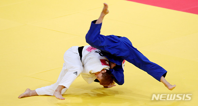 【자카르타(인도네시아)=뉴시스】추상철 기자 = 2018 자카르타-팔렘방 아시안게임 유도 여자 48kg급 결승 경기가 열린 29일(현지시각) 오후 인도네시아 자카르타 컨벤션센터 유도경기장에서 대한민국 정보경이 일본과 경기를 펼치고 있다. 2018.08.29.&nbsp; scchoo@newsis.com