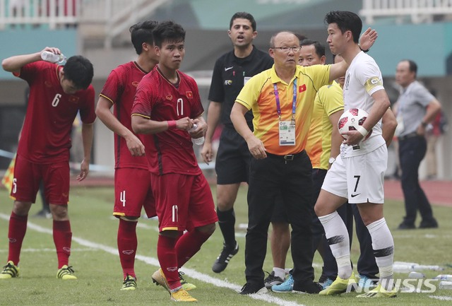 【치비농(인도네시아)=뉴시스】최진석 기자 = 29일(현지시각) 오후 인도네시아 치비농 파칸사리 스타디움에서 열린 '2018 자카르타·팔렘방 아시안게임' 남자 축구 대한민국과 베트남의 경기. 베트남 박항서 감독이 대한민국 손흥민을 격려하고 있다. (Canon EOS-1D X Mark Ⅱ EF200-400 f4 IS Ⅱ USM ISO 3200, 셔터 1/1250 조리개 6.3) 2018.08.29. myjs@newsis.com