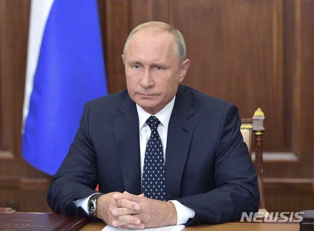 【 모스크바=AP/뉴시스】블라디미르 푸틴 러시아 대통령이 29일(현지시간) 모스크바 크렘린에서 연금개혁 계획의 일부 완화 결정에 대해 대국민연설을 하고 있다. 2018.08.29