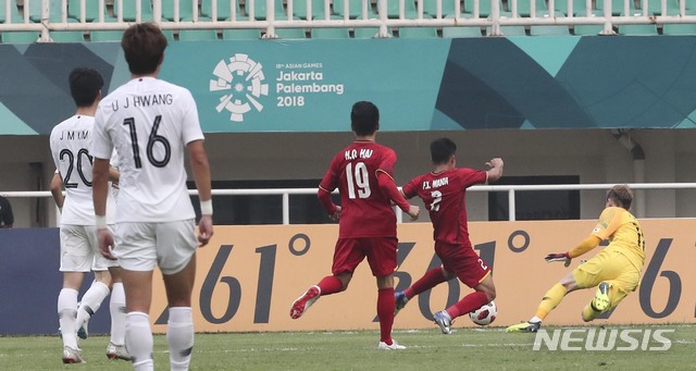 【치비농(인도네시아)=뉴시스】최진석 기자 = 29일(현지시각) 오후 인도네시아 치비농 파칸사리 스타디움에서 열린 '2018 자카르타·팔렘방 아시안게임' 남자 축구 대한민국과 베트남의 경기. 대한민국 조현우가 각도를 좁히며 베트남 공격을 막아내고 있다. (Canon EOS-1D X Mark Ⅱ EF200-400 f4 IS Ⅱ USM ISO 3200, 셔터 1/1250 조리개 11) 2018.08.29. myjs@newsis.com