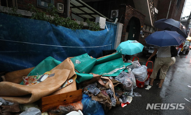 【서울=뉴시스】전진환 기자 = 지난밤 내린 집중호우로 침수피해를 입은 서울 은평구 응암3동의 한 침수주택에서 29일 오후 피해를 입은 주민이 물에 젖은 세간살이를 도로에 내놓고 있다. 2018.08.29. amin2@newsis.com