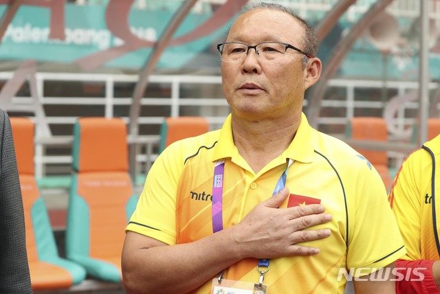 【치비농(인도네시아)=뉴시스】최진석 기자 = 29일(현지시각) 오후 인도네시아 치비농 파칸사리 스타디움에서 열린 '2018 자카르타·팔렘방 아시안게임' 남자 축구 대한민국과 베트남의 경기. 베트남 박항서 감독이 애국가가 나오자 국기에 대한 경례를 하고 있다. (Canon EOS-1D X Mark Ⅱ EF100-400 f4.5-5.6 IS Ⅱ USM ISO 3200, 셔터 1/1250 조리개 7.1) 2018.08.29. myjs@newsis.com