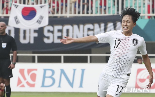 【치비농(인도네시아)=뉴시스】최진석 기자 = 29일(현지시각) 오후 인도네시아 치비농 파칸사리 스타디움에서 열린 '2018 자카르타·팔렘방 아시안게임' 남자 축구 대한민국과 베트남의 경기. 대한민국 이승우가 골을 넣은 뒤 기뻐하고 있다. (Canon EOS-1D X Mark Ⅱ EF200-400 f4 IS Ⅱ USM ISO 3200, 셔터 1/1000 조리개 7.1) 2018.08.29.  myjs@newsis.com