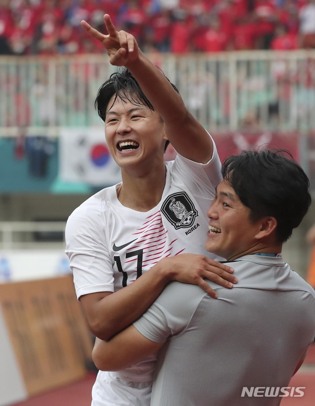 【치비농(인도네시아)=뉴시스】최진석 기자 = 29일(현지시각) 오후 인도네시아 치비농 파칸사리 스타디움에서 열린 '2018 자카르타·팔렘방 아시안게임' 남자 축구 대한민국과 베트남의 경기. 대한민국 이승우가 골을 넣고 기뻐하고 있다. (Canon EOS-1D X Mark Ⅱ EF200-400 f4 IS Ⅱ USM ISO 3200, 셔터 1/1000 조리개 7.1) 2018.08.29.&nbsp; myjs@newsis.com 