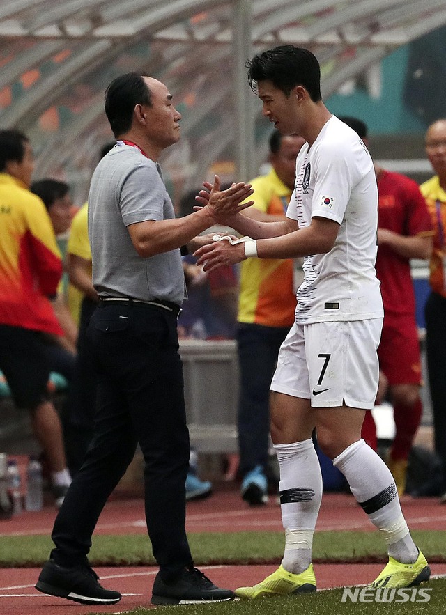 【치비농(인도네시아)=뉴시스】최진석 기자 = 29일(현지시각) 오후 인도네시아 치비농 파칸사리 스타디움에서 열린 '2018 자카르타·팔렘방 아시안게임' 남자 축구 대한민국과 베트남의 경기. 대한민국 손흥민이 교체 벤치로 들어가고 있다. (Canon EOS-1D X Mark Ⅱ EF200-400 f4 IS Ⅱ USM ISO 3200, 셔터 1/1000 조리개 5.6) 2018.08.29.&nbsp; myjs@newsis.com