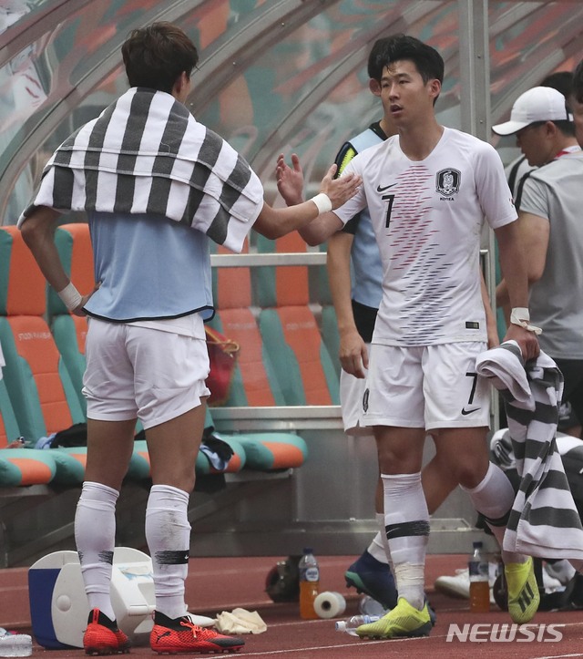 【치비농(인도네시아)=뉴시스】최진석 기자 = 29일(현지시각) 오후 인도네시아 치비농 파칸사리 스타디움에서 열린 '2018 자카르타·팔렘방 아시안게임' 남자 축구 대한민국과 베트남의 경기. 대한민국 손흥민이 교체 벤치로 들어가며 황희조와 하이파이브하고 있다. (Canon EOS-1D X Mark Ⅱ EF200-400 f4 IS Ⅱ USM ISO 3200, 셔터 1/1000 조리개 5.6) 2018.08.29. myjs@newsis.com